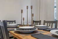 Modern Rock 3BR 3B Downtown