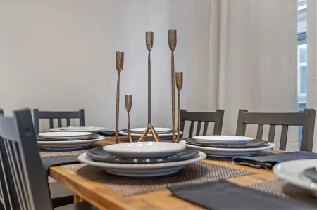 Modern Rock 3BR 3B Downtown Отели рядом с достопримечательностью «Клаб Уайлдфлауэр»