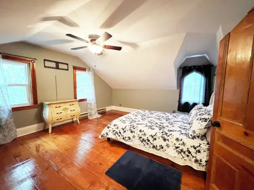 Charming century log home steps away from Lake & cross the park Hotels in Barrie