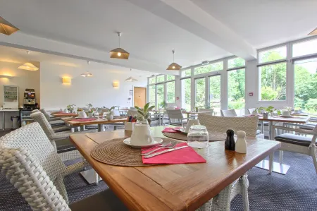 Logis Hôtel - le Manoir de Sauvegrain Отели рядом с достопримечательностью «Parc de l'abbaye des Vaux de Cernay»