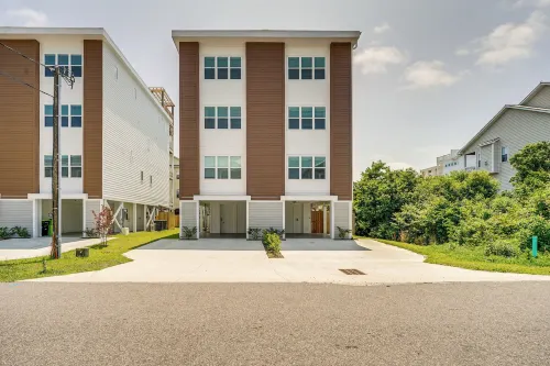 Carolina Beach Vacation Rental w/ Rooftop Terrace - parking
