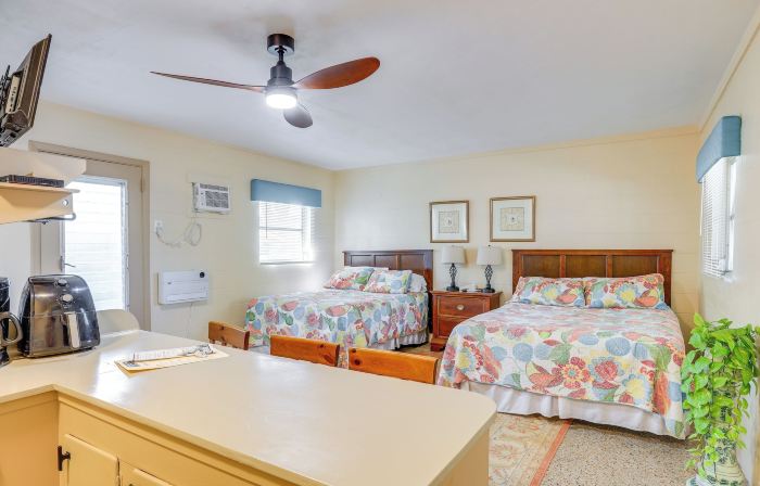 Dock & Fire Pit: Scenic Studio on Suwannee River!