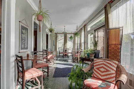 Prairie Guest House Отели в г. Фишерс