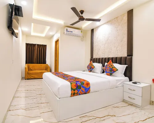 FabHotel Leela Inn - Nr Park Circus 7 Point Hotels near Birla Temple