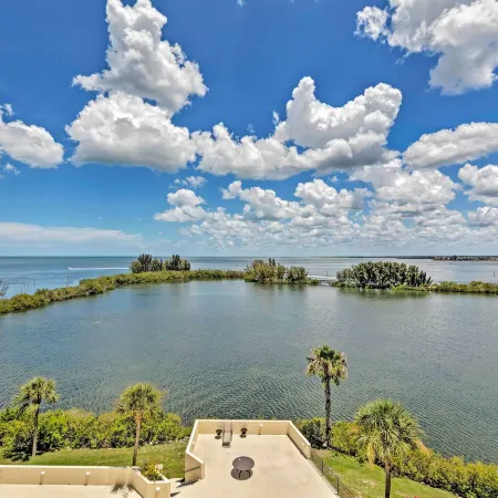 Modern Waterfront Hudson Condo w/ Resort Pool!