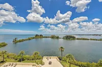 Modern Waterfront Hudson Condo w/ Resort Pool! - balcon