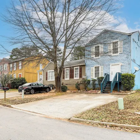 8 Mi to Stone Mountain: Quiet Getaway w/ Deck