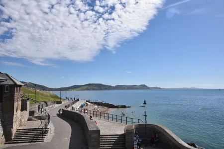 The Lodge at Redlands Отели рядом с достопримечательностью «Lyme Regis Front Beach»