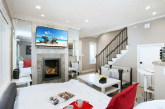 Awesome Multi Level - Large Patio - Fast Wifi - Work Desks - Self Check in! (cm-2)