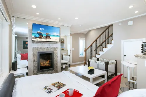 Awesome Multi Level - Large Patio - Fast Wifi - Work Desks - Self Check in! (cm-2)