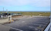 Waves Oceanfront Resort - parking