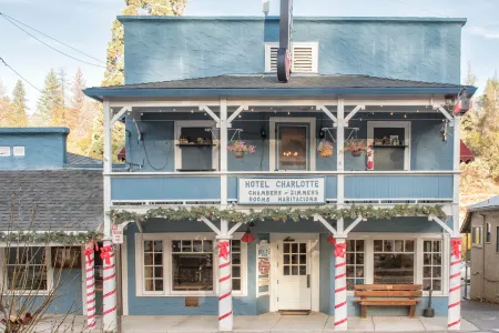 Hotel Charlotte Отели рядом с достопримечательностью «Groveland Yosemite Gateway Museum»
