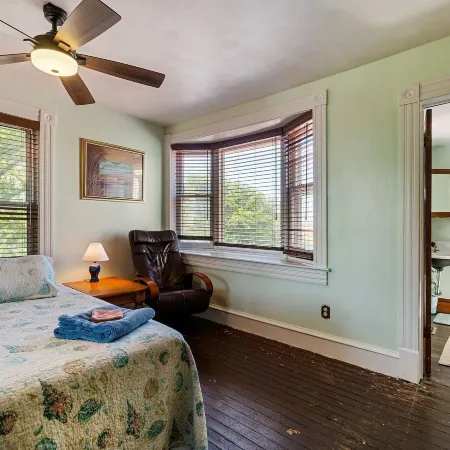 Captains Quarters by the Bay 3 Bedroom Cottage by RedAwning