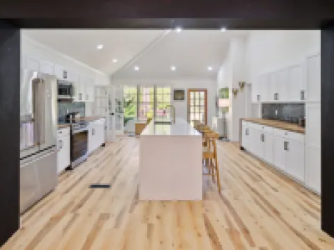 Urban Farmhouse with A Modernism Twist! 4 Bedroom Home by RedAwning Hotels in Moultrie