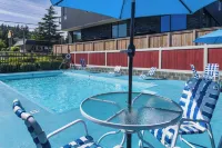 Coachman Inn - Pools
