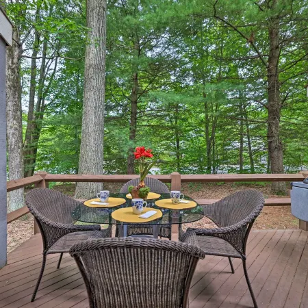 Cozy Poconos Townhome w/ Fireplace Near Jack Frost