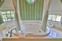 The Cypress Inn Bed & Breakfast - Hot Tub