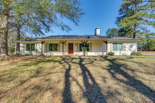 Fire Pit & Grill: Tyler Home on 5 Acres! - Country Houses