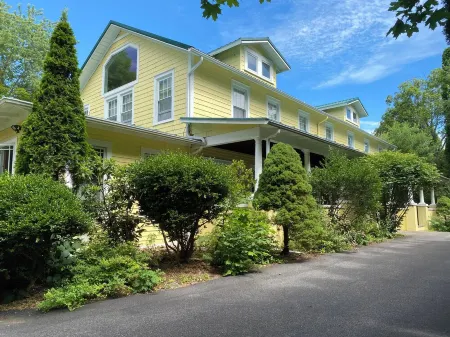 HollyKissHudsonValley Grand Suite in 1900 Renovated Lodge
