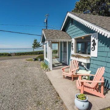 Juan de Fuca Waterfront Hotel & Cottages