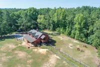 Barn-Style Georgia Vacation Rental - Pet Friendly! - Apartments