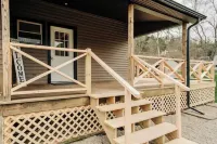 Nature's Edge-4 bedroom/2 bath serene getaway w/ River & Firepit