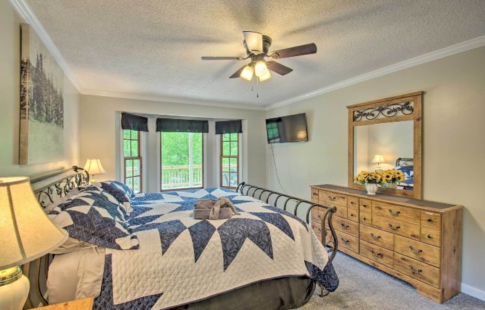 17-Seat Home Theater, Hot Tub, Huge Game Room!