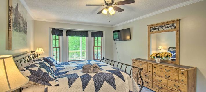 17-Seat Home Theater, Hot Tub, Huge Game Room! Hotels in McGaheysville