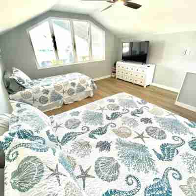 Cozy 5Br-2.5BA Cottage on Canal, Private Heated Pool, Private Boat Dock Rooms