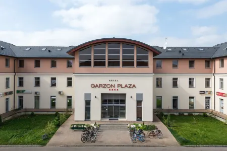 Hotel Garzon Plaza Отели в г. Дьор