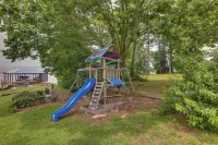 Lakehouse Hot Tub, Waterslide, Game Room and Kayaks - Parkering