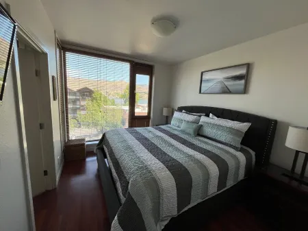 Deluxe View 2 Bedroom Chelan View Condo w/Extra Parking