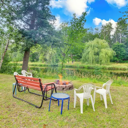 Family-Friendly Home w/ Fire Pit in Pine River Отели в г. Пайн-Ривер