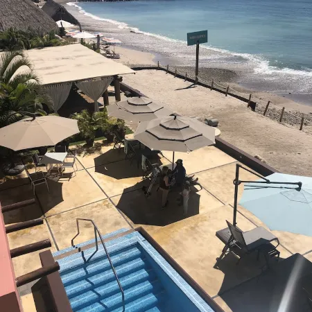Perfect surfer getaway and family friendly beachfront condo