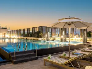 โรงแรม ฮอลิเดย์ อินน์ ลัคเนา แอร์พอร์ต บาย IHG