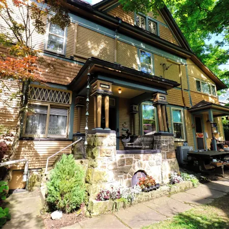 The Queen, A Victorian Bed & Breakfast