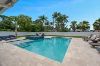 Coastal Cottage 5 minutes to Mercato and Vanderbilt Beach - New Pool + Hot Tub