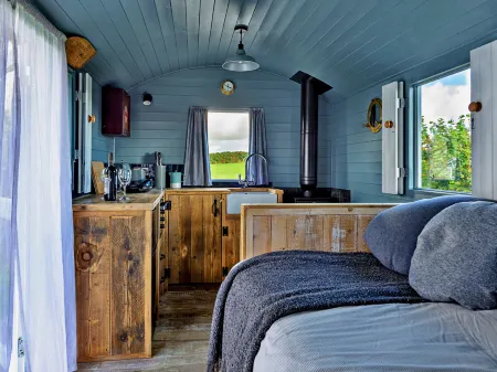 'Susanna' Poachers Hut Отели в г. Лланнор