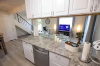 Near I5, Airport Hotels in Anderson