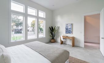 Rendezvous by AvantStay Modern Haven w Game Room Roof Top Hot Tub Pool Close to Beach