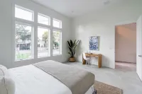 Rendezvous by AvantStay Modern Haven w Game Room Roof Top Hot Tub Pool Close to Beach