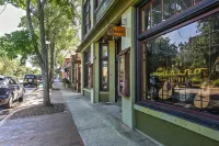 Downtown Townhome Walk to Dine and Shop on Broad St