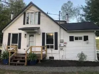 Waterfront relaxation, 3 bedroom lake house Hotels in Square Lake