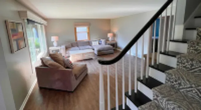 NEW Spacious Oasis near quiet beach! Private backyard, games, gorgeous kitchen