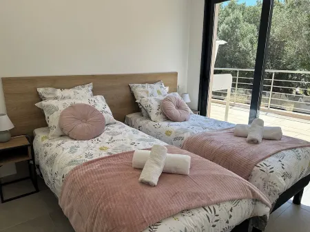 Appartement au Calme à 5km du Port de Bonifacio Отели рядом с достопримечательностью «Office Municipal de Tourisme de Bonifacio»