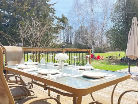 Spacious & Private! 3bdrm Beach Town Retreat with Huge Estate Yard! Отели в г. Port Elgin