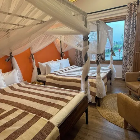 Moyoni Africa Lodge & Tours
