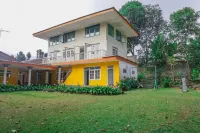 Residences by RedDoorz Near Taman Safari Hotels in Cisarua