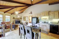 2 Mi to Skiing! Wooded Beech Mtn Retreat w/ Decks - 발코니