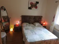 Upscale villa near UZES, private swimming pool, enclosed grounds, Wifi. Hotels in Collias